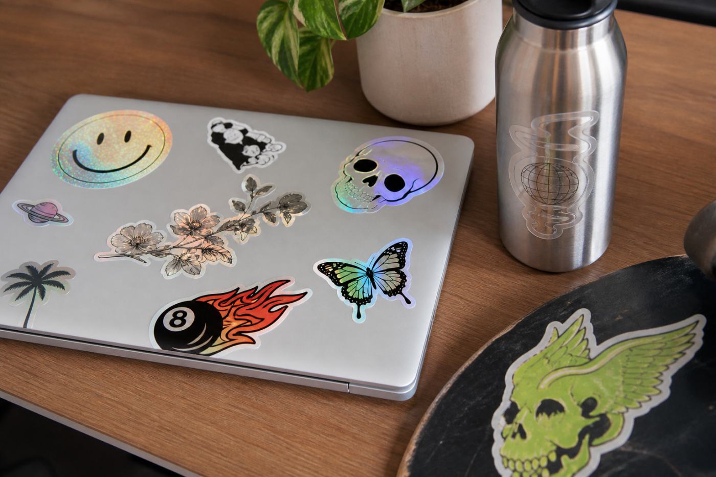 Stickers en notebook y botella